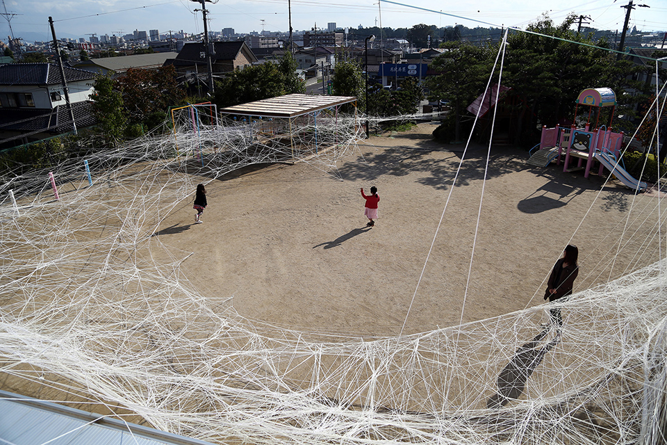 「Nest: Tomita」幼稚園園庭における屋外作品制作／富田幼稚園、2013年