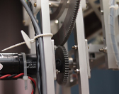 ワイヤーカット放電加工機で加工したロボット部品の一部