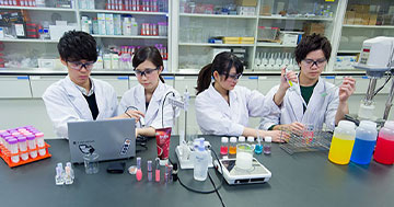 医薬品や化粧品の最新技術を⼤学の最新機器で実験体験応⽤⽣物学部「Challenge Lab.」開催 