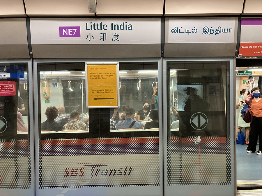 シンガポールの多文化・多言語を表す駅の表示
