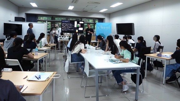 写真4：八王子キャンパスに来校した立教女学院の高校