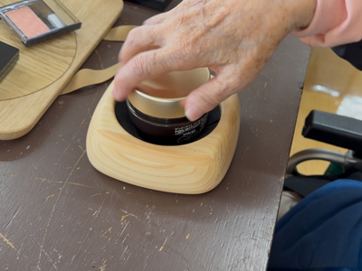 化粧のための自助具作成