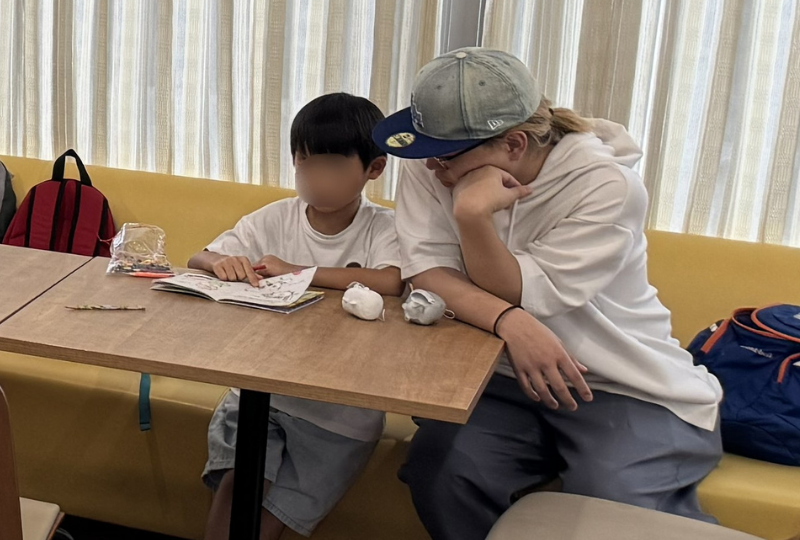 小学生と学生の交流の様子
