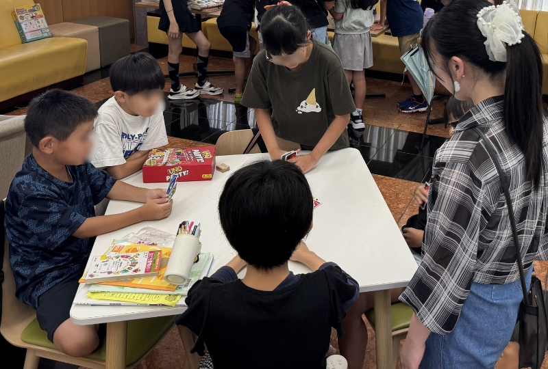 子供たちがカードゲームに興じる様子