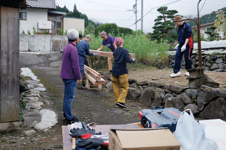 木工作業に取り組む様子3