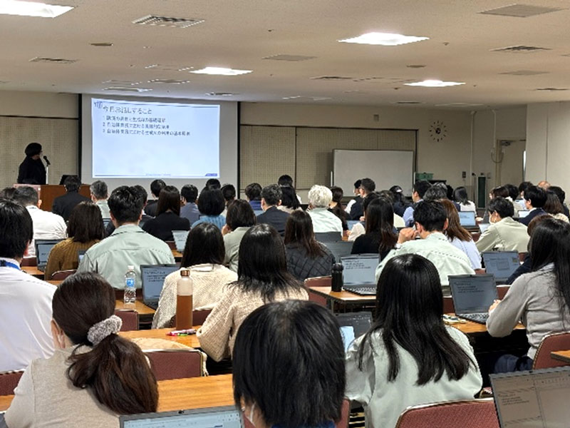 講演する長名優子准教授