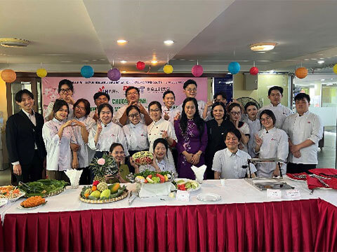 食文化交流会で料理を提供してくれたIUHの観光学部の教員と学生